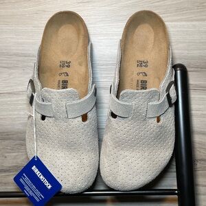 NIB- Women's Birkenstock Boston Suede Embossed Clog, Stone Coin (Light Grey)